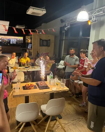 Anniversaire au club-house&nbsp;: gâteaux et bougies étincelles, les joueurs applaudissent