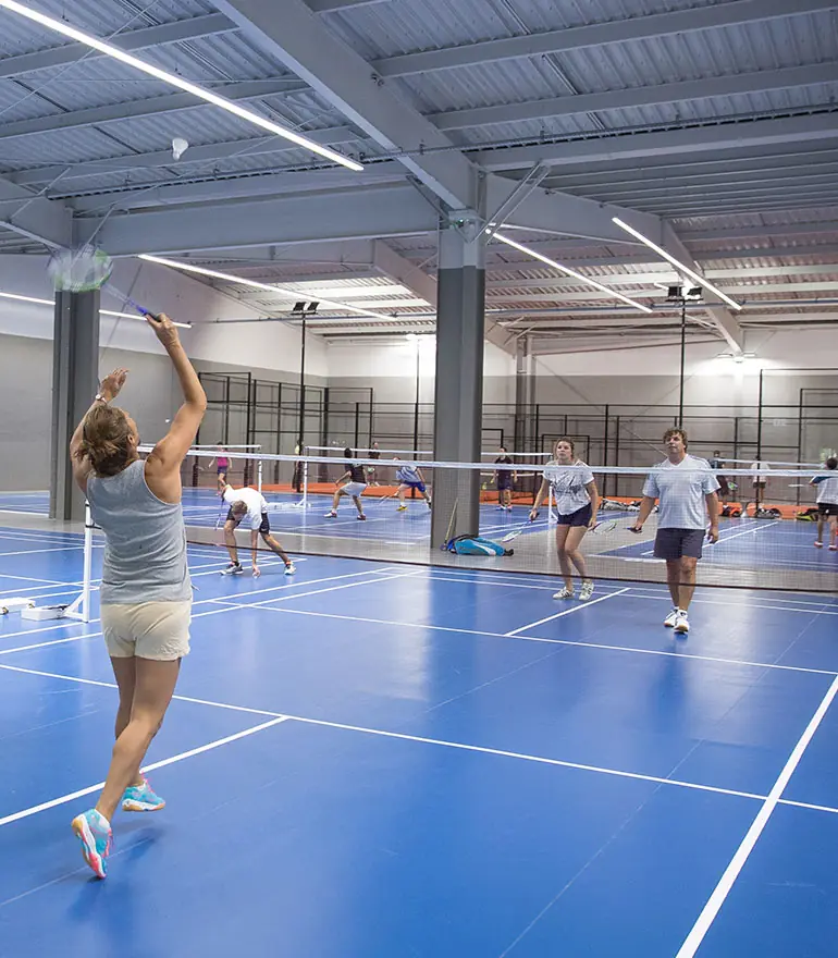 Joueuses et joueurs en double sur les terrains de badminton de Bad Hit