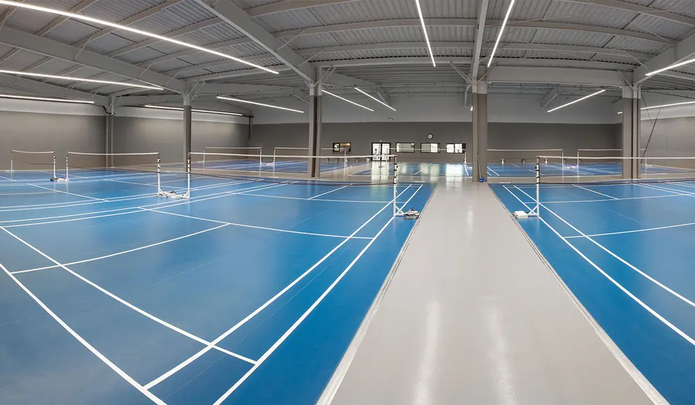 Terrains de badminton au revêtement bleu de la salle Bad Hit