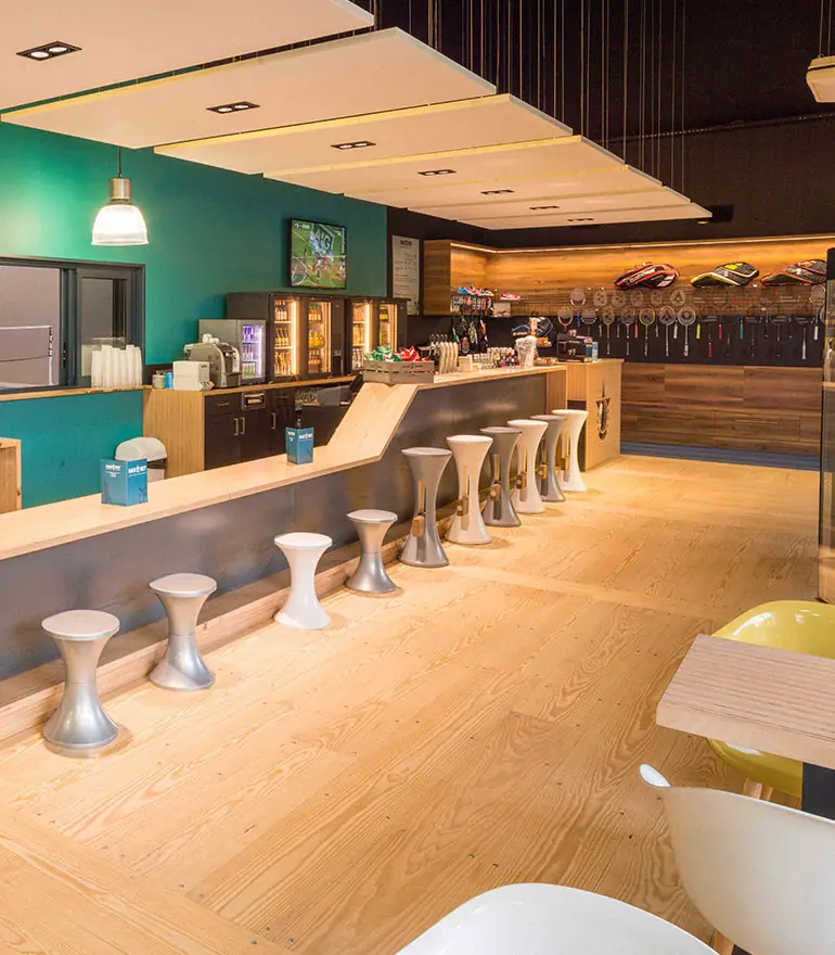 Le bar et l’espace snack