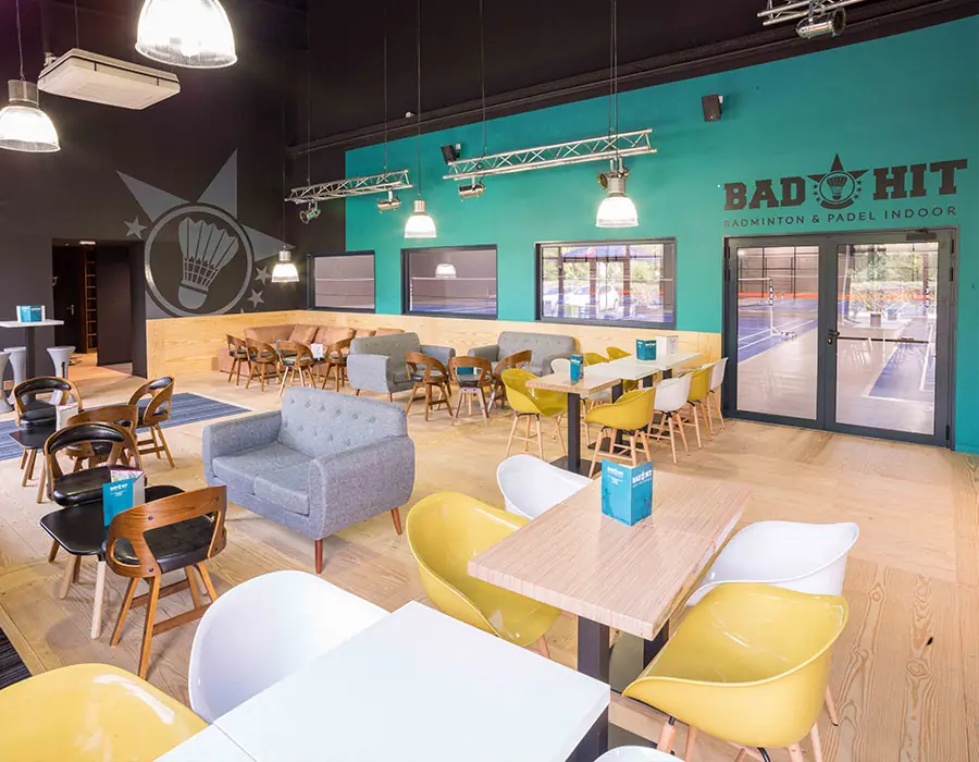 Le club-house de Bad Hit et ses canapés