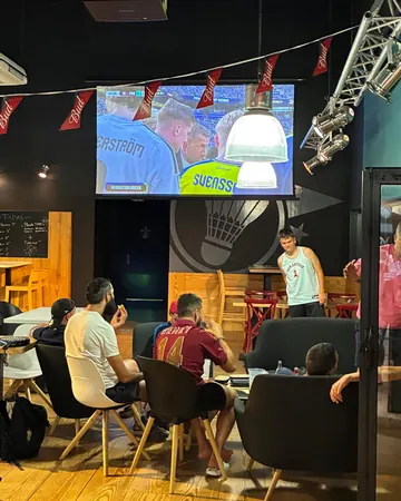 Soirée match de football projeté sur grand écran au club-house