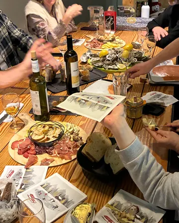 Grande tablée au club-house&nbsp;: planches de charcuterie et de fromages, huîtres et vin blanc