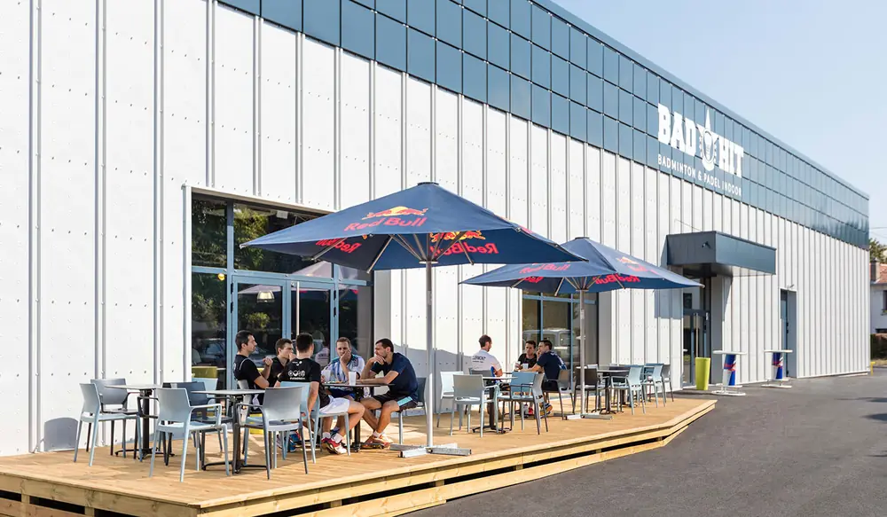 La terrasse devant la façade de Bad Hit
